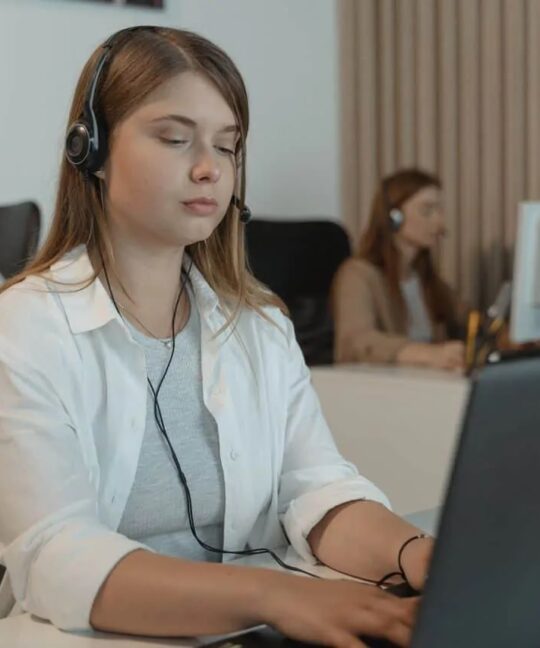 call center agent using Calling Software for Call Center