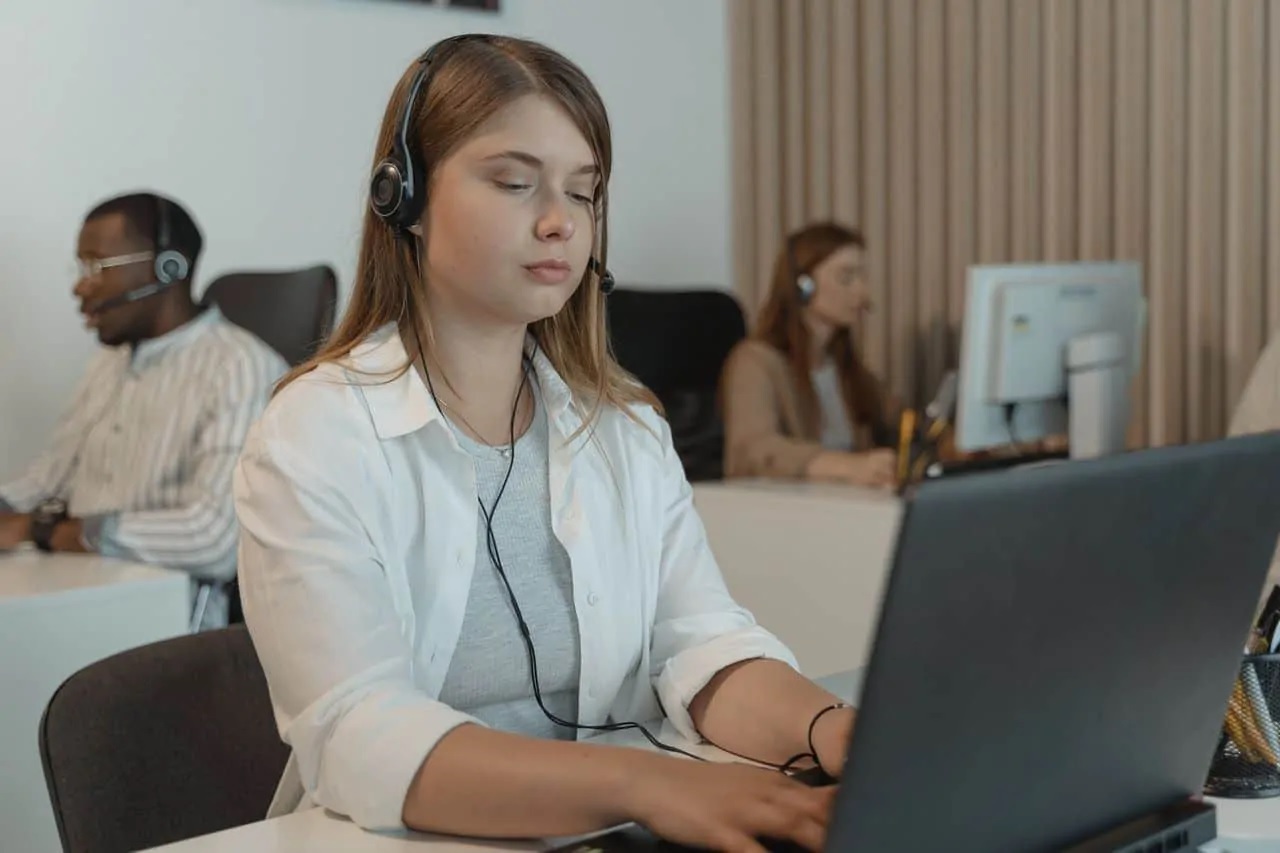 call center agent using Calling Software for Call Center
