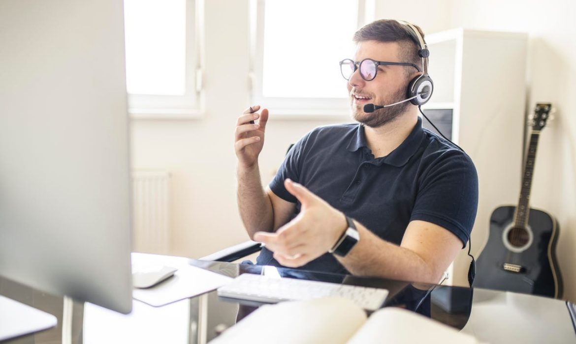 virtual agent taking benefit from Virtual Call Center Solutions