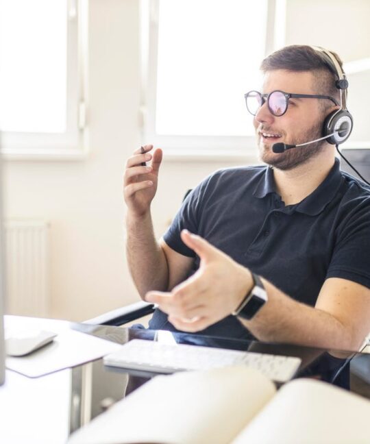 virtual agent taking benefit from Virtual Call Center Solutions